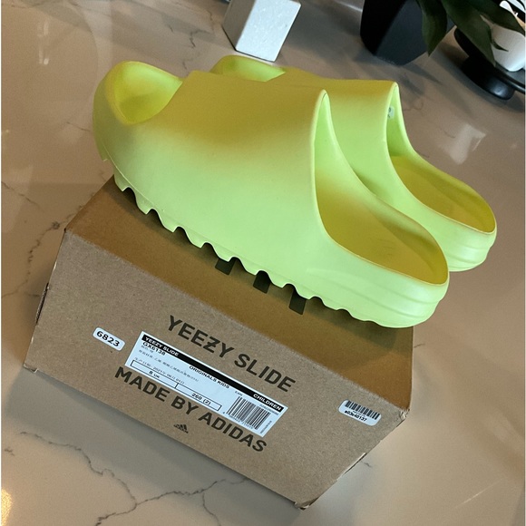 Yeezy SLIDE ‘Glow Green’ Kids size 8